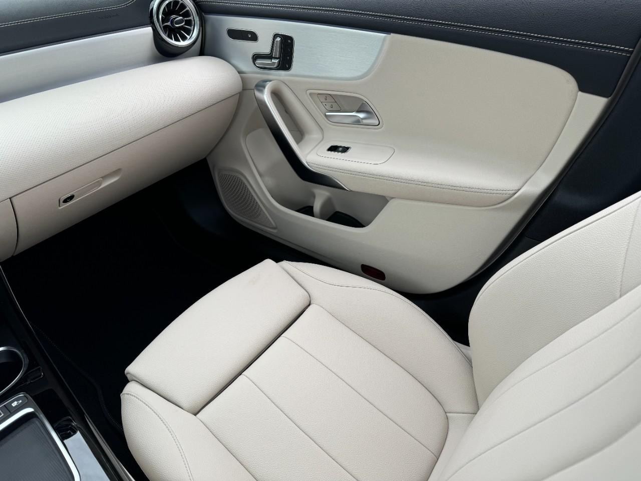 Mercedes-Benz CLA Vehicle Full-screen Gallery Image 17