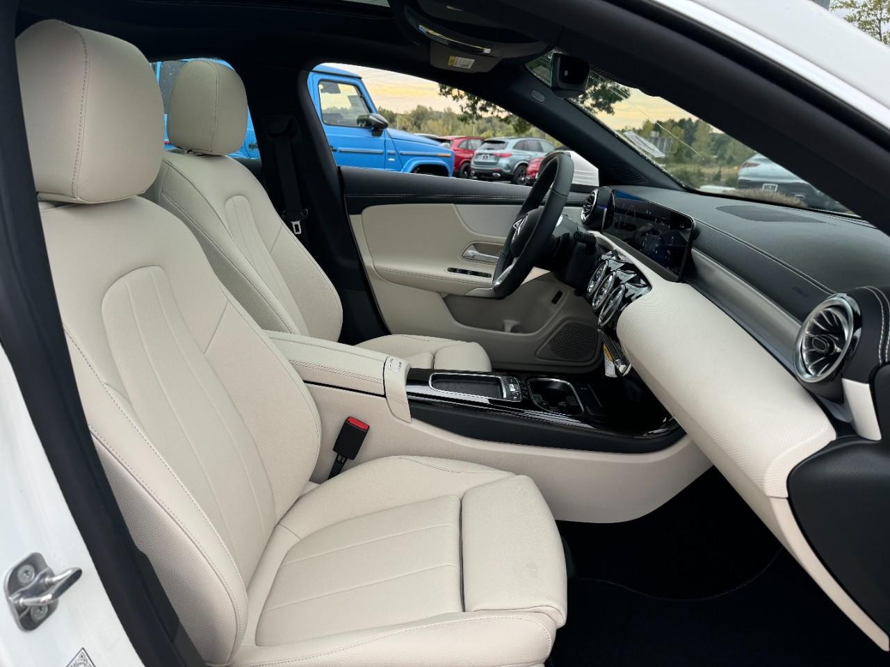 Mercedes-Benz CLA Vehicle Full-screen Gallery Image 18