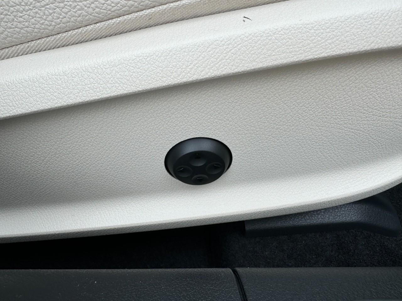 Mercedes-Benz CLA Vehicle Full-screen Gallery Image 20