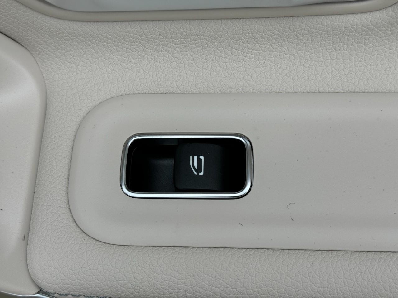 Mercedes-Benz CLA Vehicle Full-screen Gallery Image 23