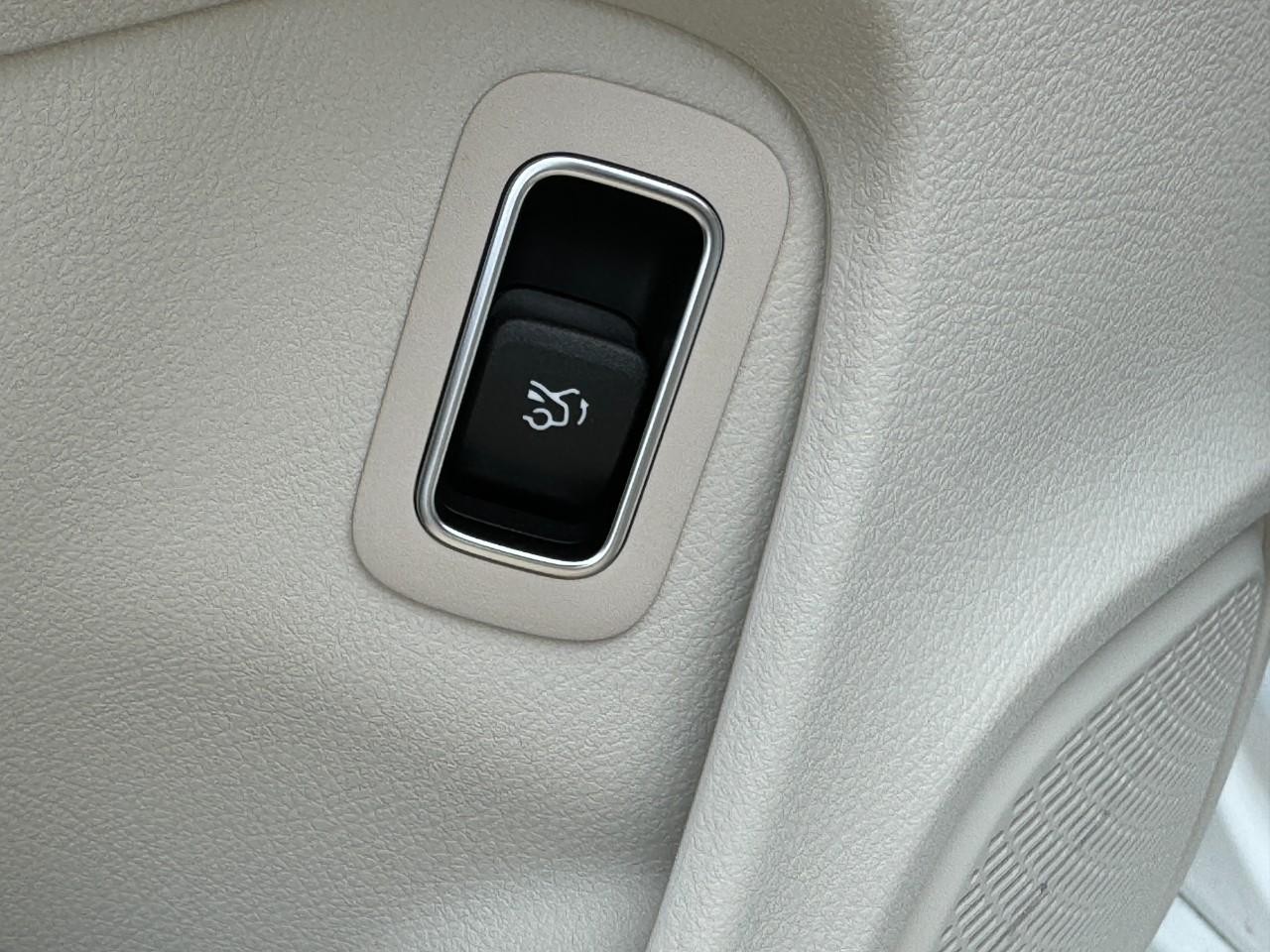 Mercedes-Benz CLA Vehicle Full-screen Gallery Image 27