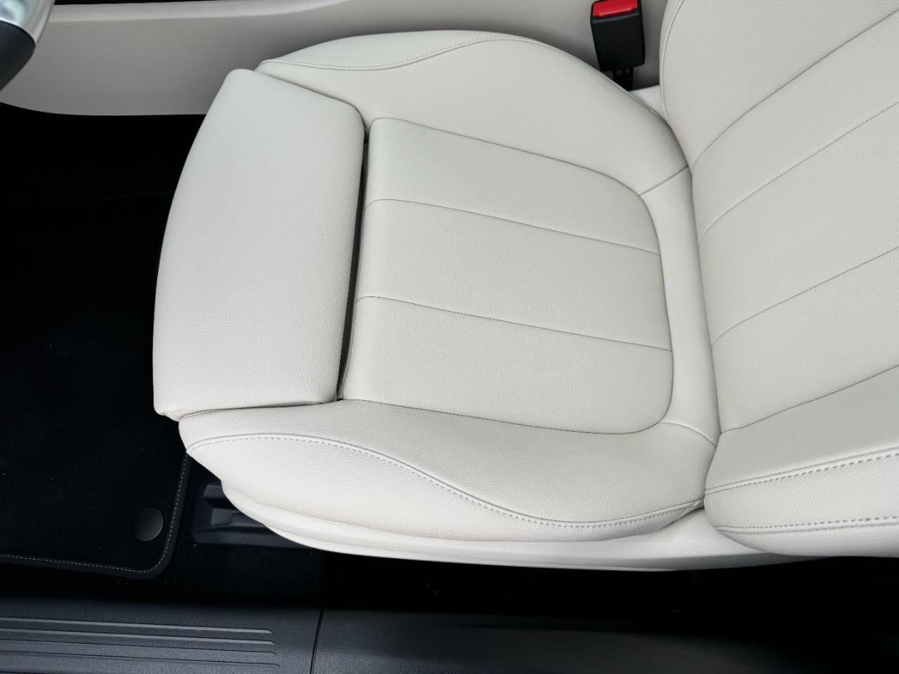 Mercedes-Benz CLA Vehicle Full-screen Gallery Image 29