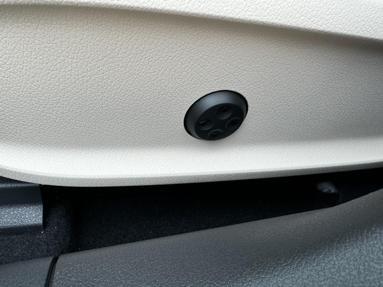 Mercedes-Benz CLA Vehicle Full-screen Gallery Image 30