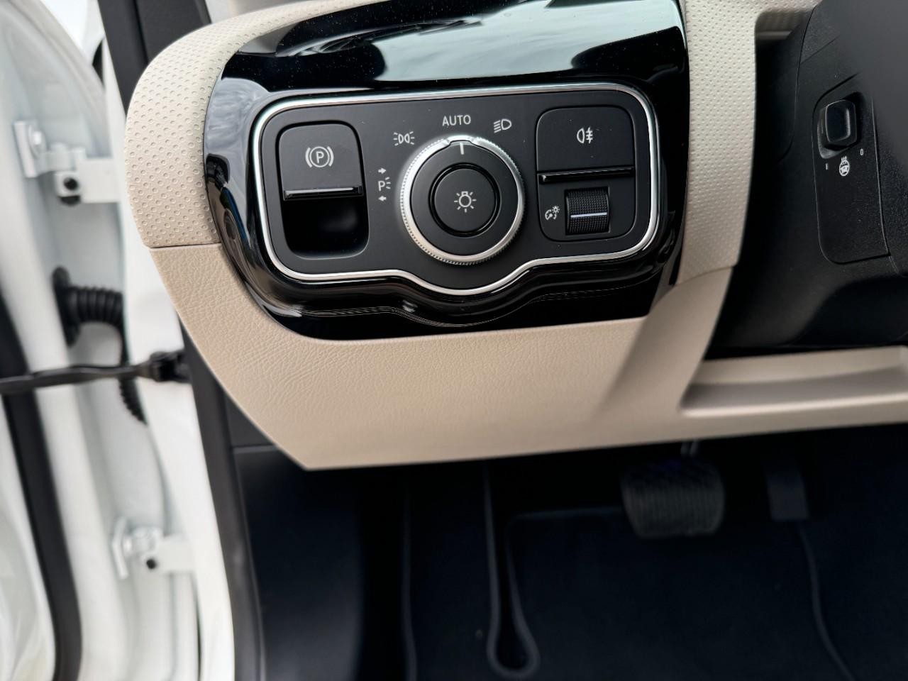 Mercedes-Benz CLA Vehicle Full-screen Gallery Image 31