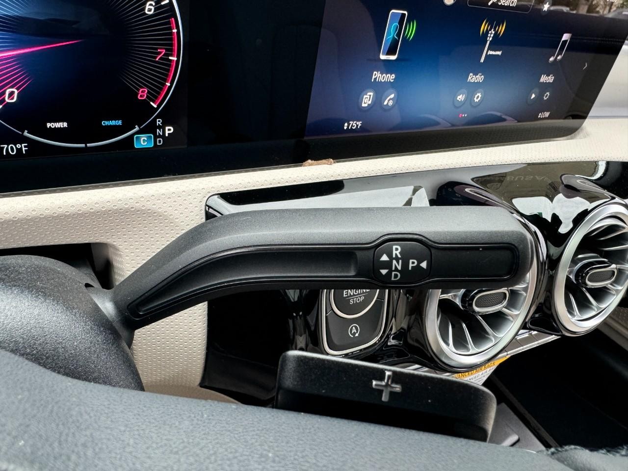 Mercedes-Benz CLA Vehicle Full-screen Gallery Image 35