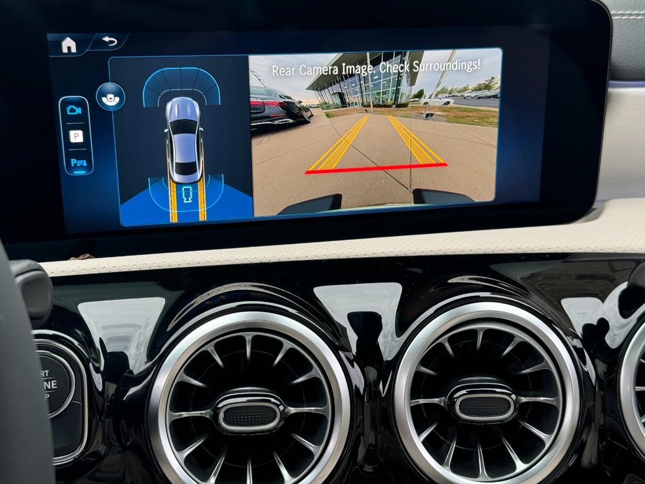 Mercedes-Benz CLA Vehicle Full-screen Gallery Image 36