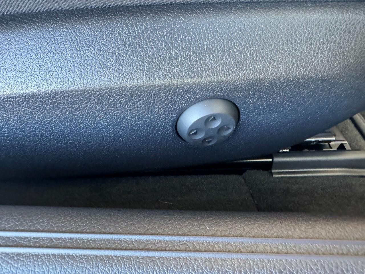 Mercedes-Benz CLE Vehicle Full-screen Gallery Image 18