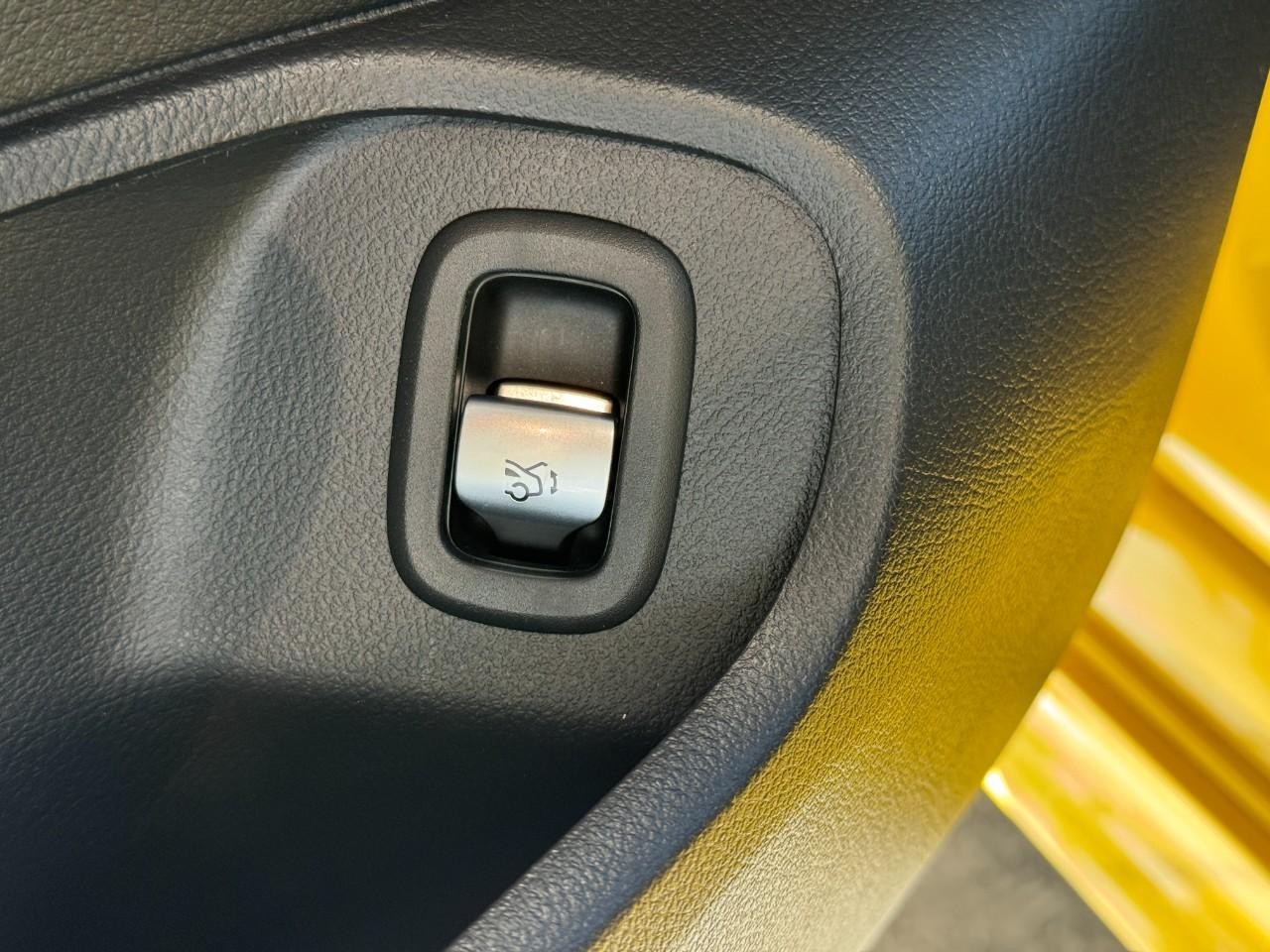 Mercedes-Benz CLE Vehicle Full-screen Gallery Image 26