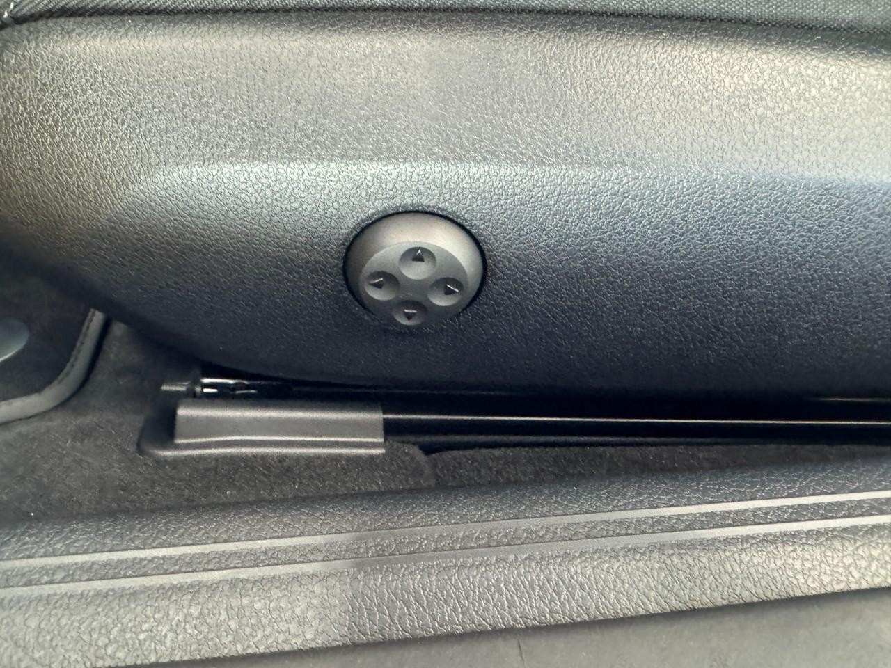 Mercedes-Benz CLE Vehicle Full-screen Gallery Image 29