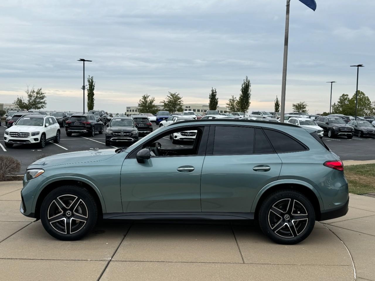 Mercedes-Benz GLC Vehicle Full-screen Gallery Image 2