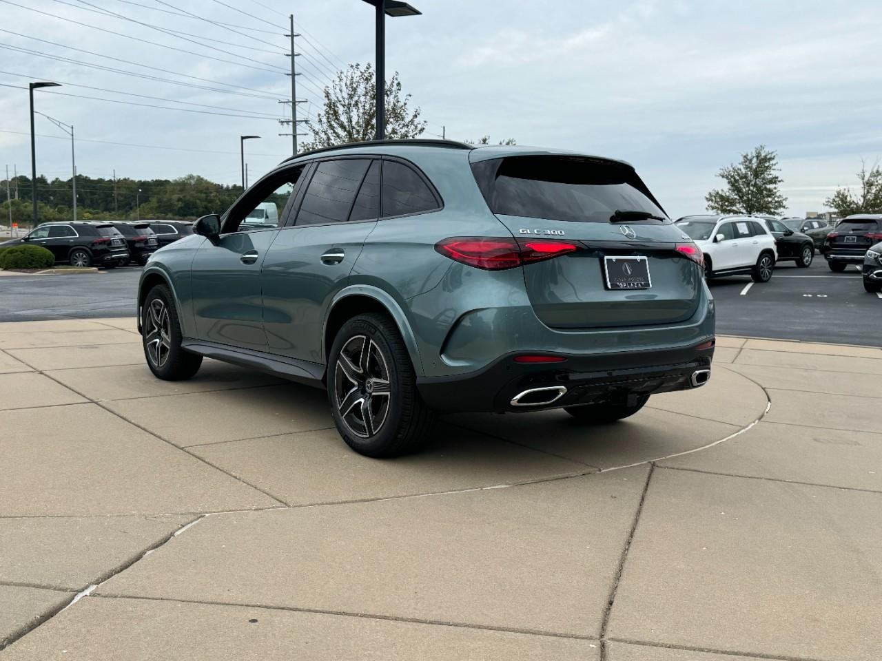 Mercedes-Benz GLC Vehicle Full-screen Gallery Image 3