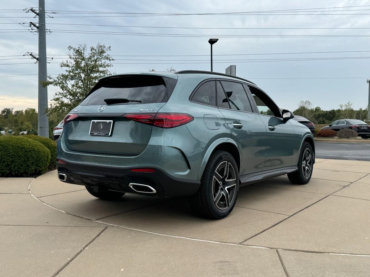 Mercedes-Benz GLC Vehicle Full-screen Gallery Image 4