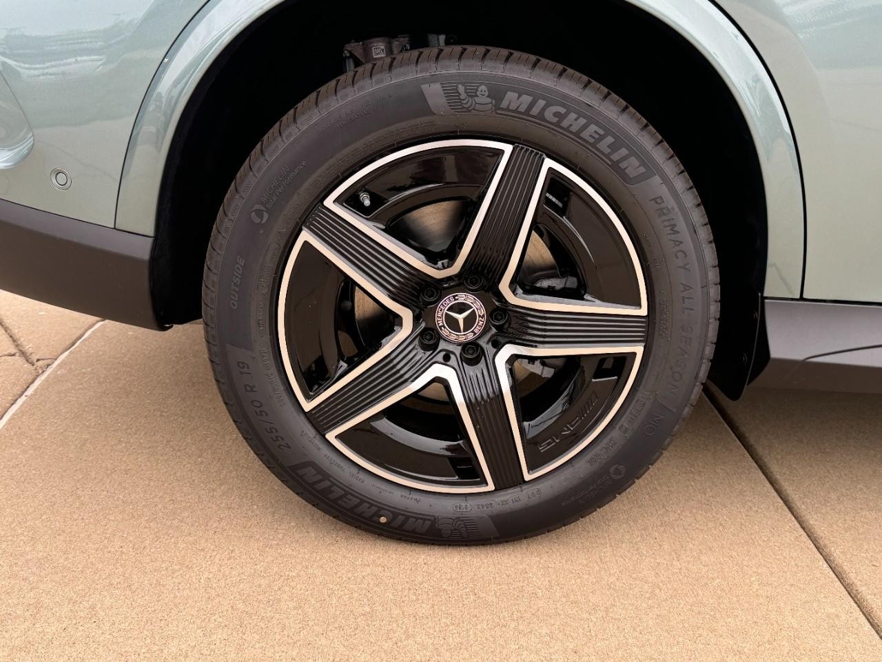 Mercedes-Benz GLC Vehicle Full-screen Gallery Image 5