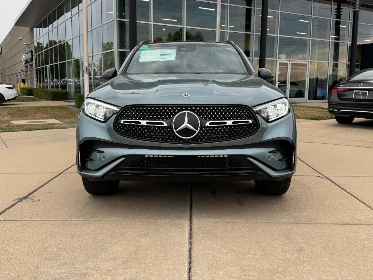 Mercedes-Benz GLC Vehicle Full-screen Gallery Image 7