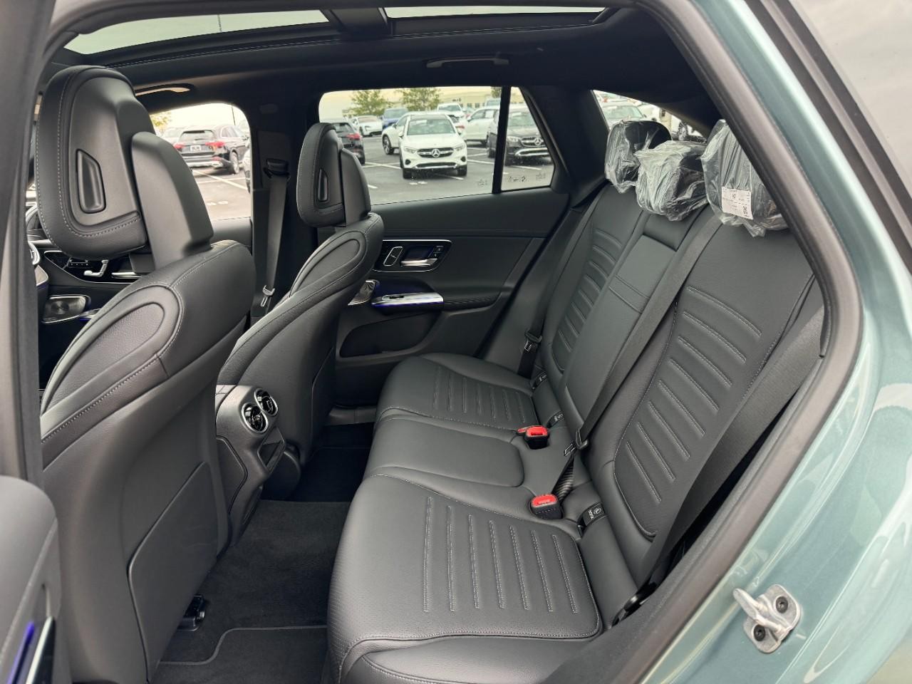 Mercedes-Benz GLC Vehicle Full-screen Gallery Image 8