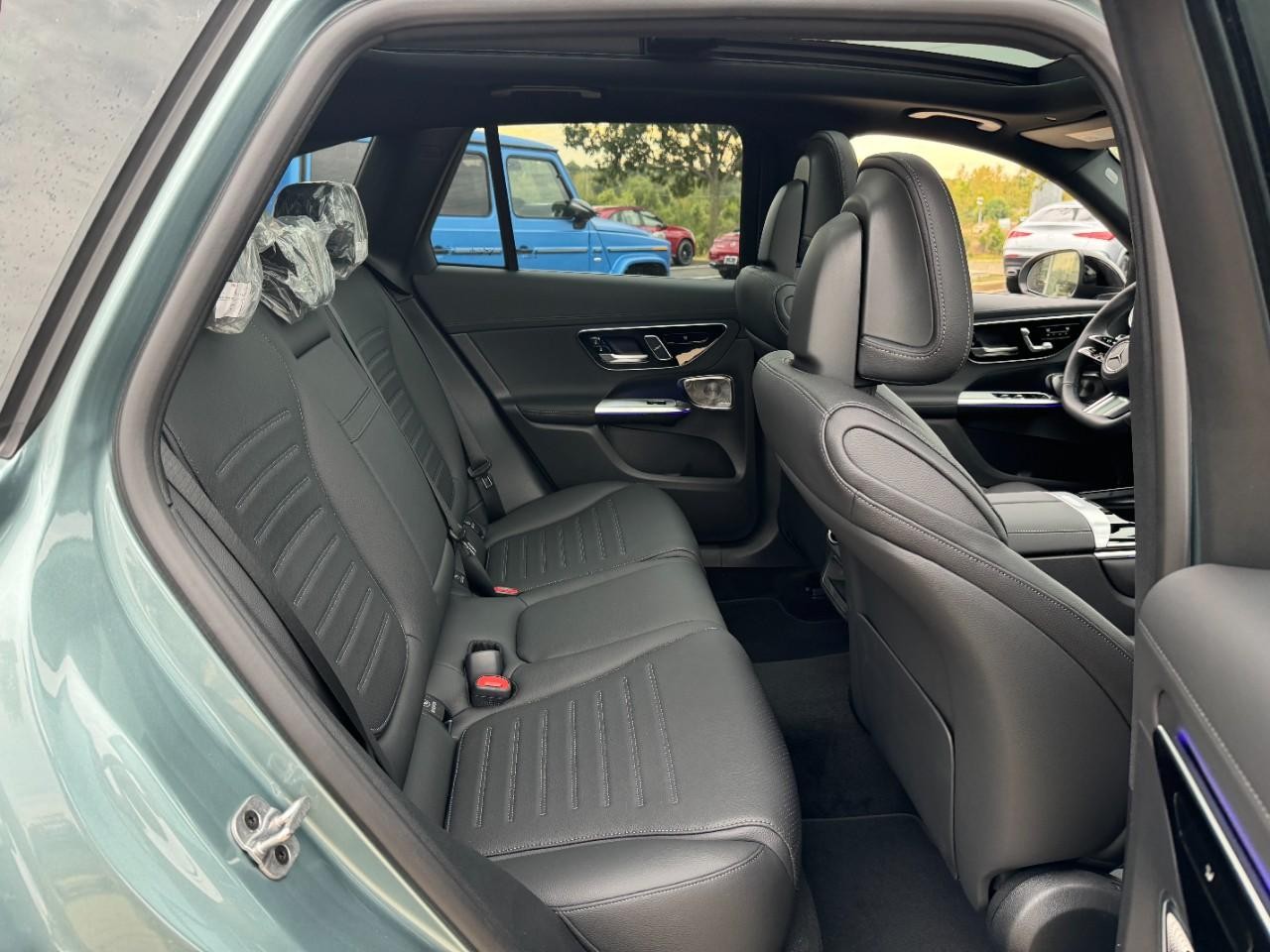 Mercedes-Benz GLC Vehicle Full-screen Gallery Image 10