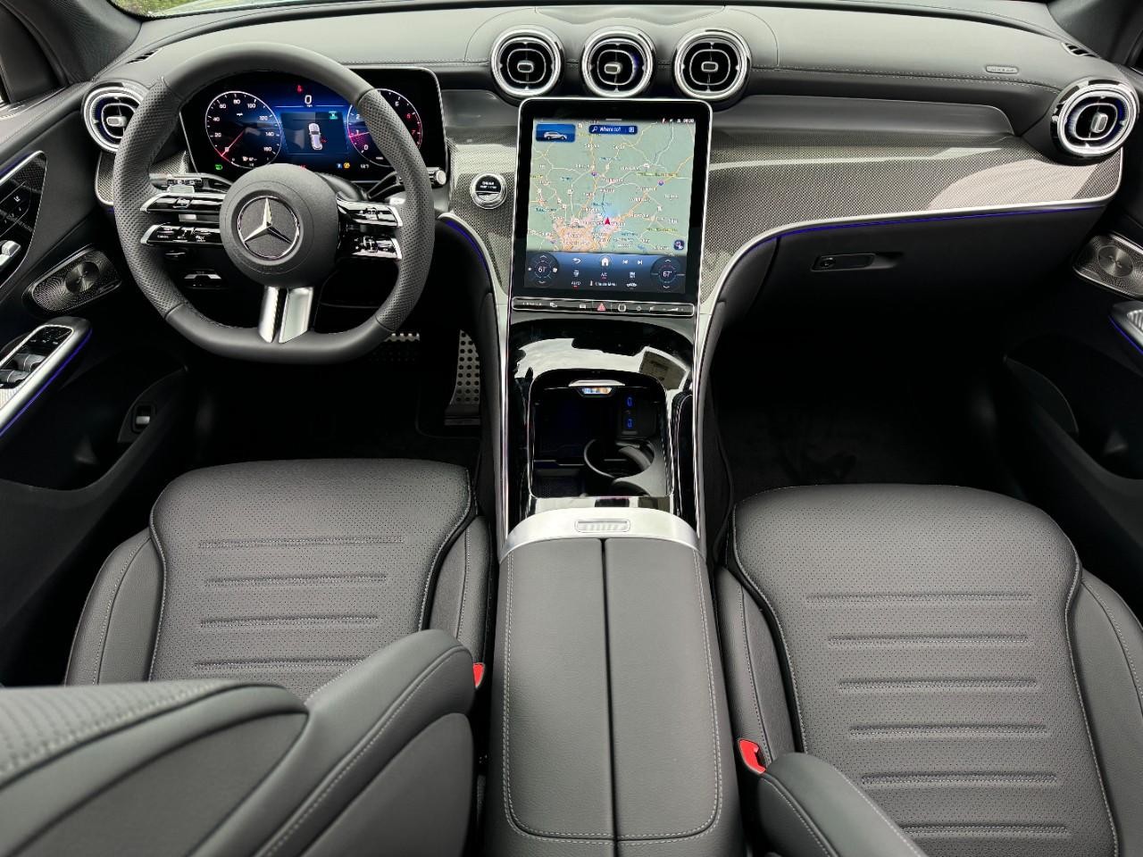 Mercedes-Benz GLC Vehicle Full-screen Gallery Image 12