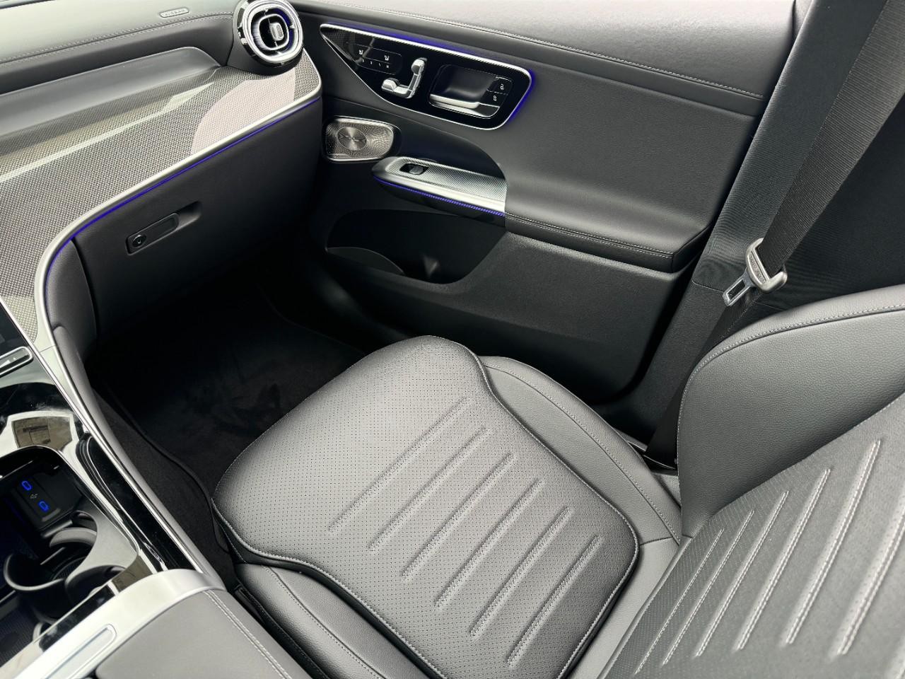 Mercedes-Benz GLC Vehicle Full-screen Gallery Image 16