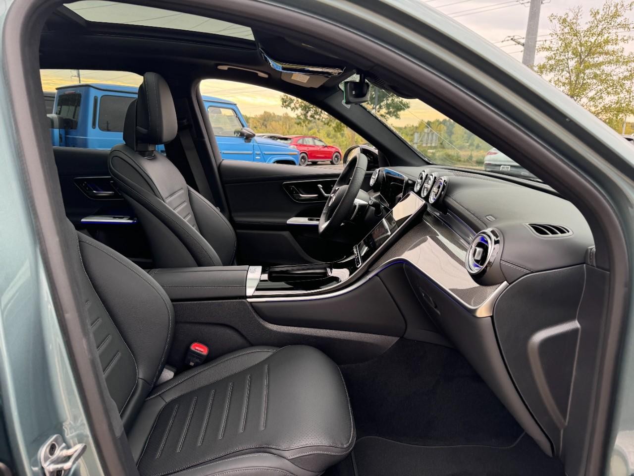 Mercedes-Benz GLC Vehicle Full-screen Gallery Image 17