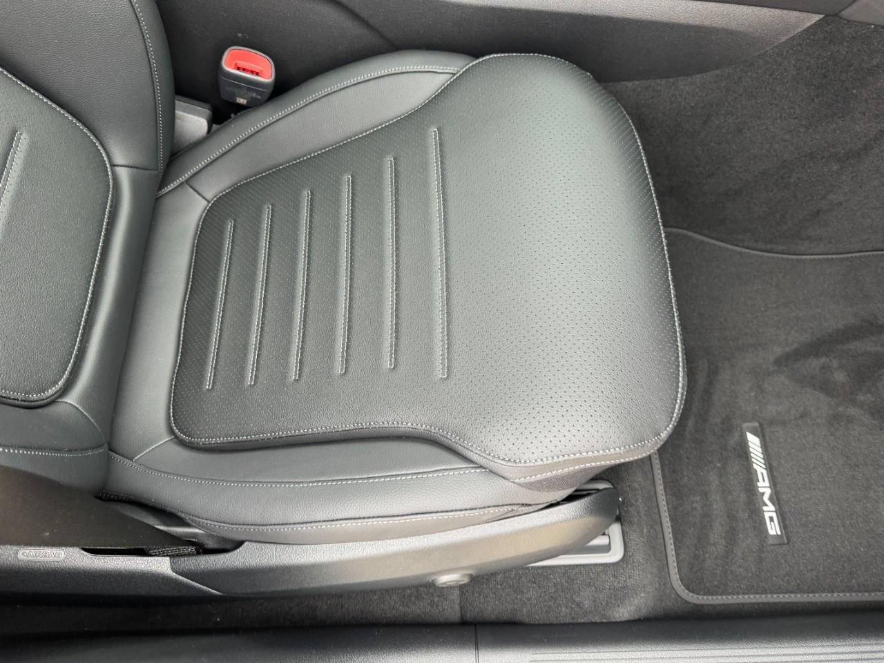 Mercedes-Benz GLC Vehicle Full-screen Gallery Image 18