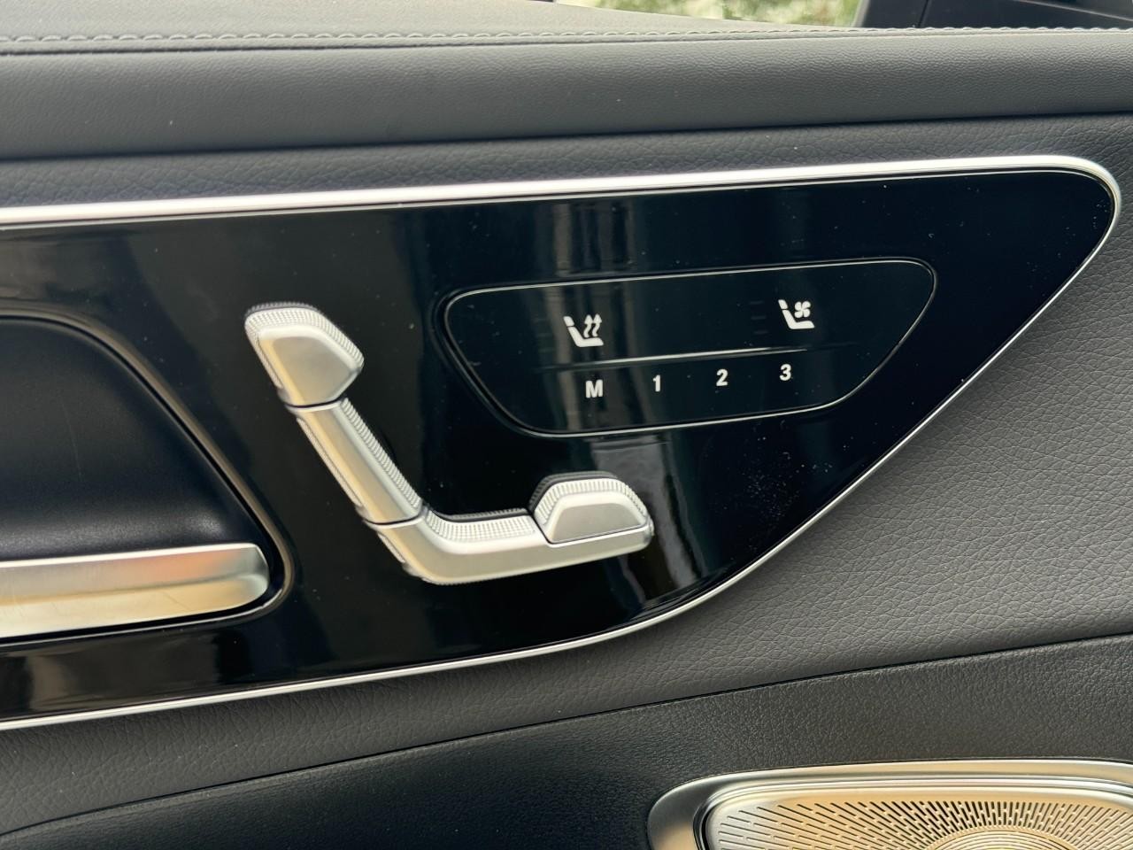 Mercedes-Benz GLC Vehicle Full-screen Gallery Image 23