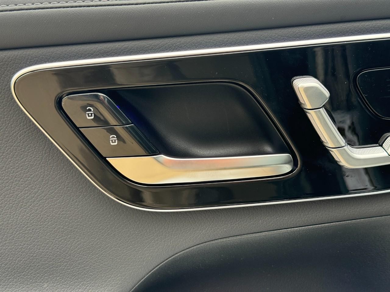 Mercedes-Benz GLC Vehicle Full-screen Gallery Image 24