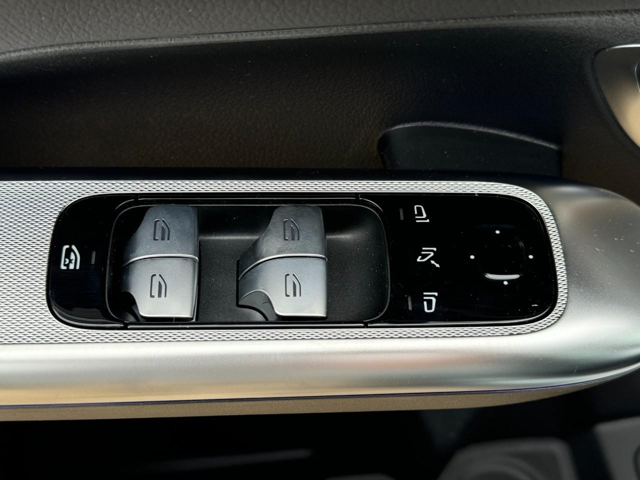 Mercedes-Benz GLC Vehicle Full-screen Gallery Image 25