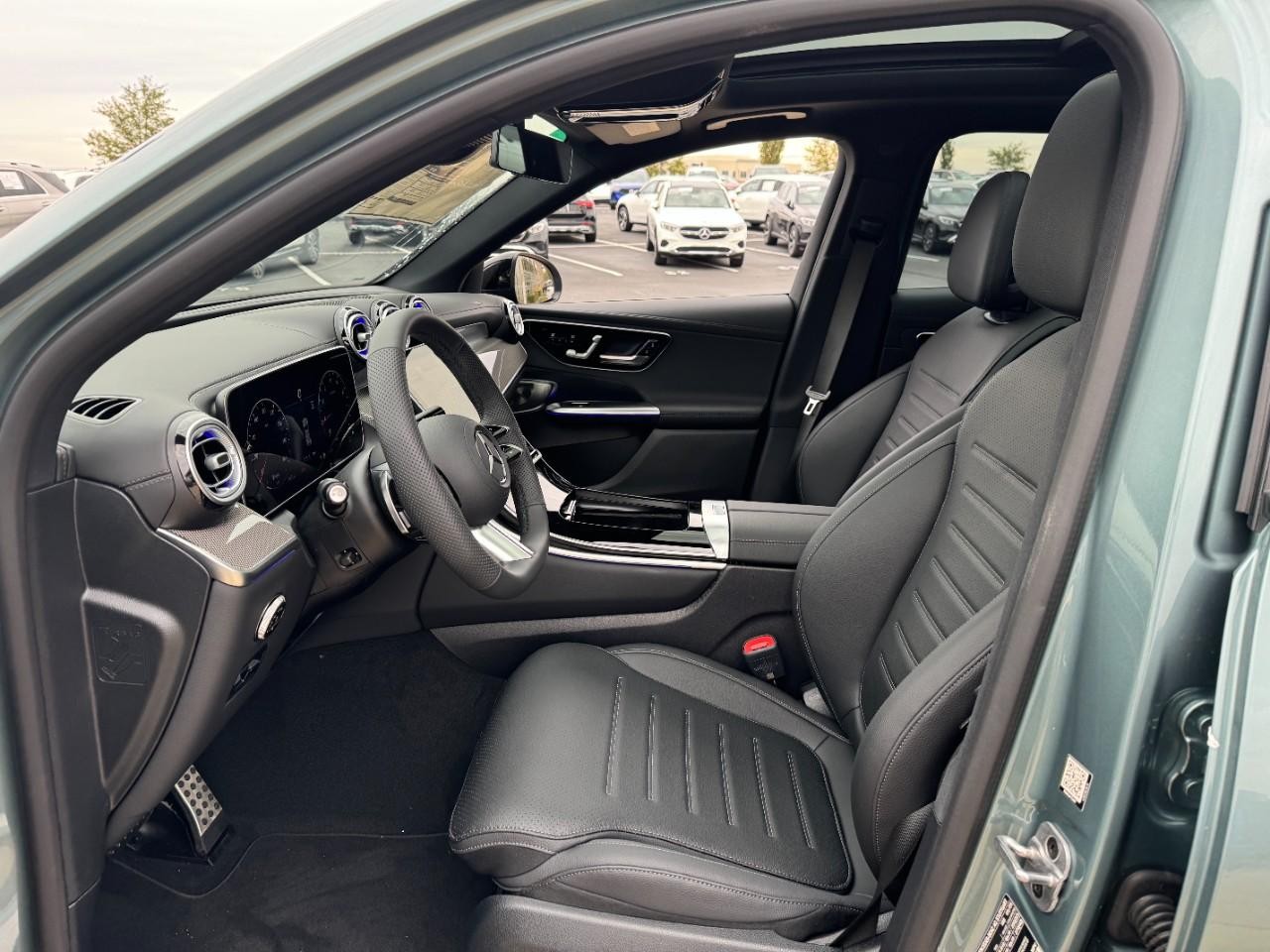 Mercedes-Benz GLC Vehicle Full-screen Gallery Image 28