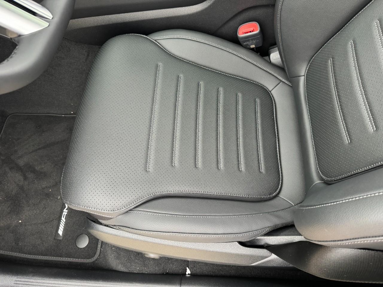 Mercedes-Benz GLC Vehicle Full-screen Gallery Image 29