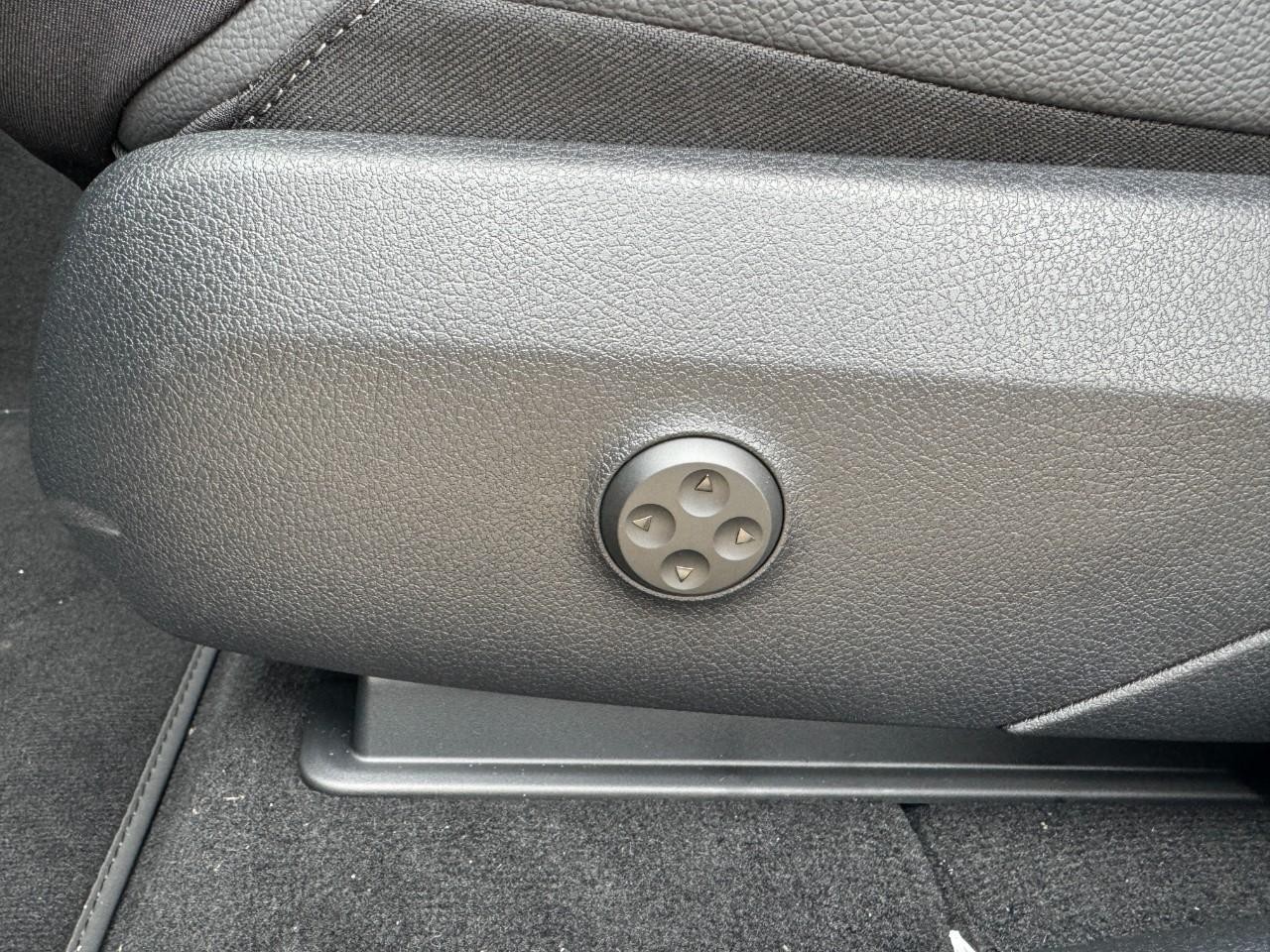 Mercedes-Benz GLC Vehicle Full-screen Gallery Image 30