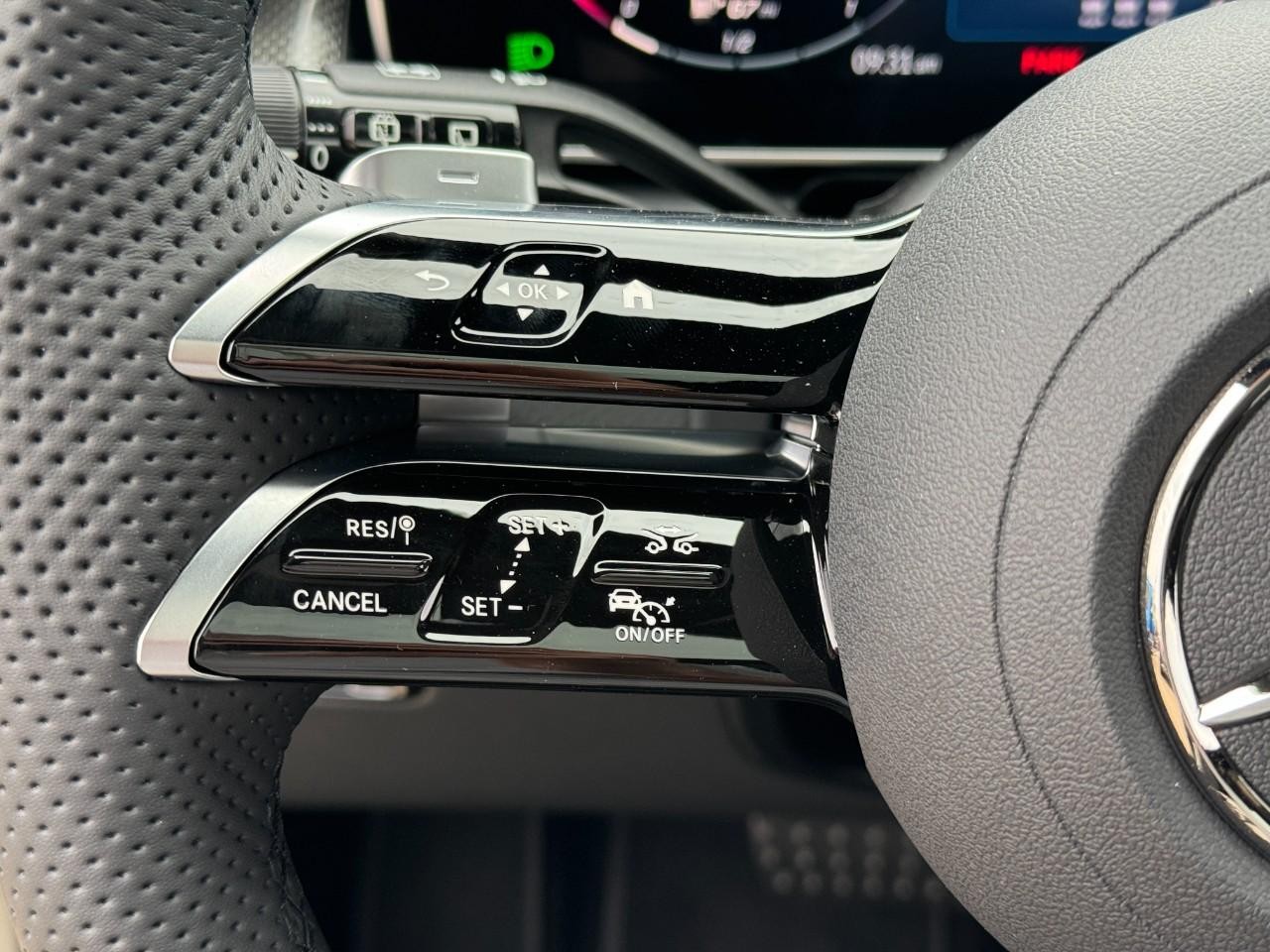 Mercedes-Benz GLC Vehicle Full-screen Gallery Image 32