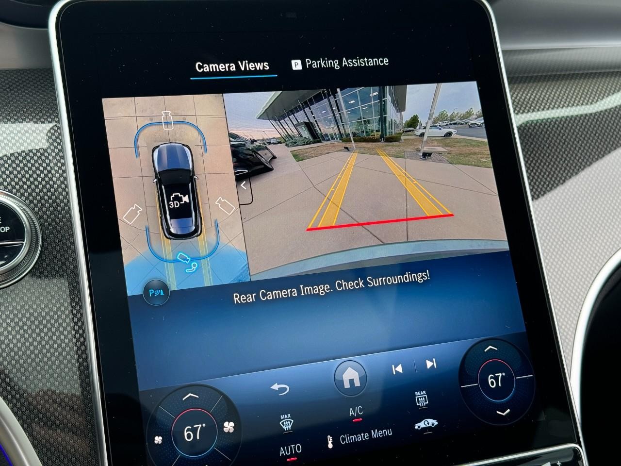 Mercedes-Benz GLC Vehicle Full-screen Gallery Image 36