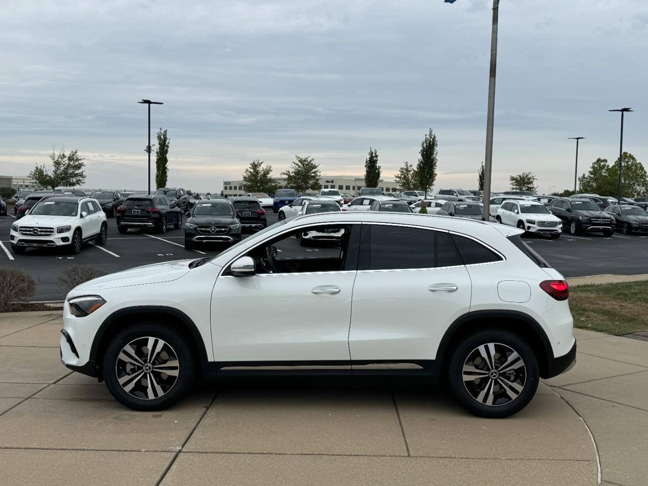 Mercedes-Benz GLA Vehicle Full-screen Gallery Image 2