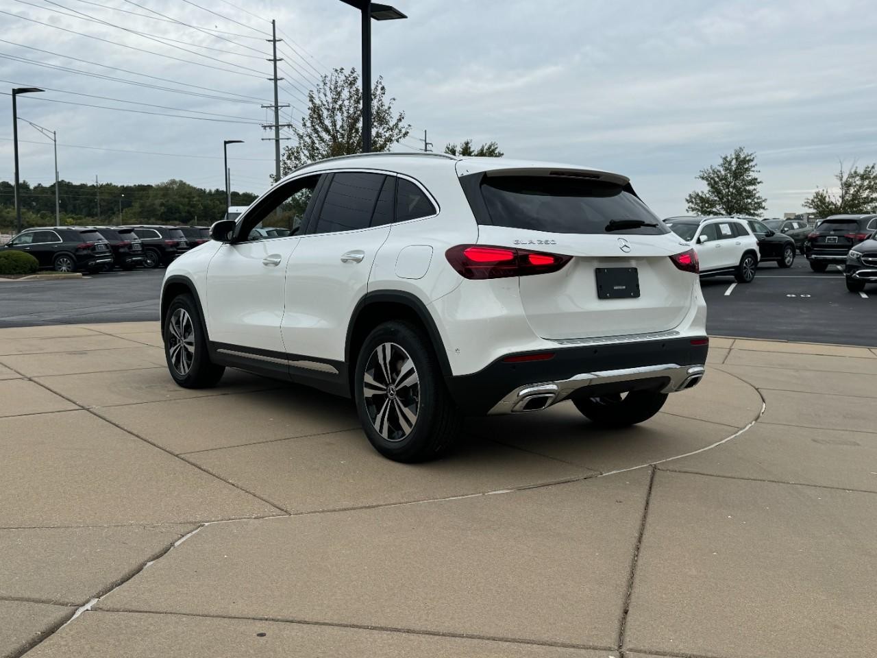 Mercedes-Benz GLA Vehicle Full-screen Gallery Image 3