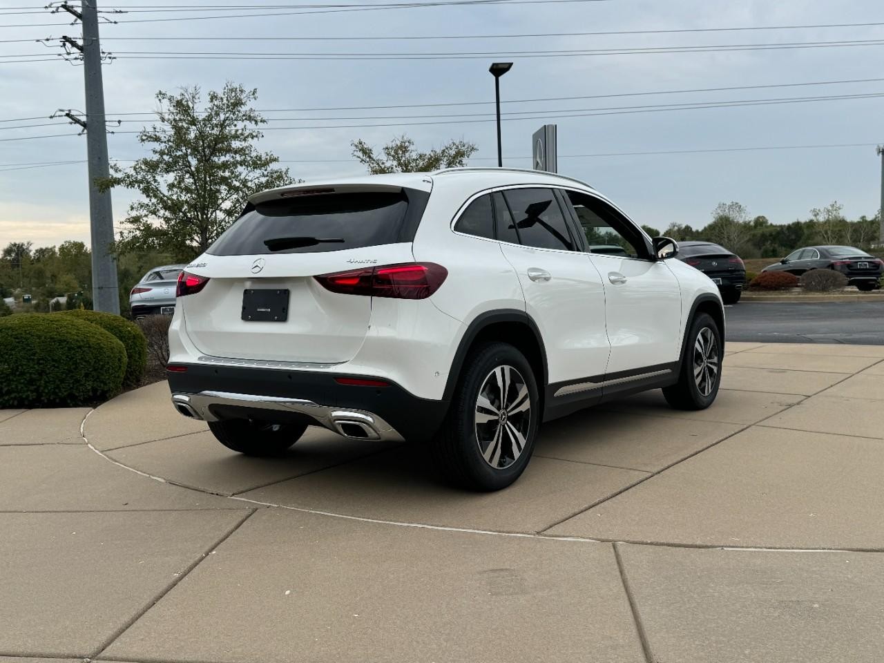 Mercedes-Benz GLA Vehicle Full-screen Gallery Image 4