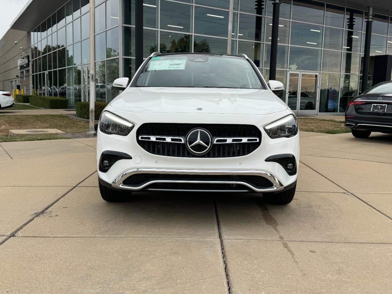 Mercedes-Benz GLA Vehicle Full-screen Gallery Image 7