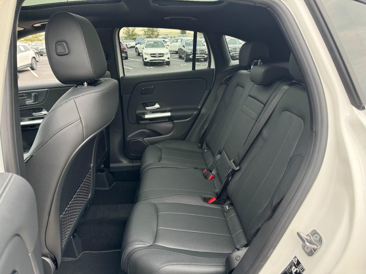 Mercedes-Benz GLA Vehicle Full-screen Gallery Image 8