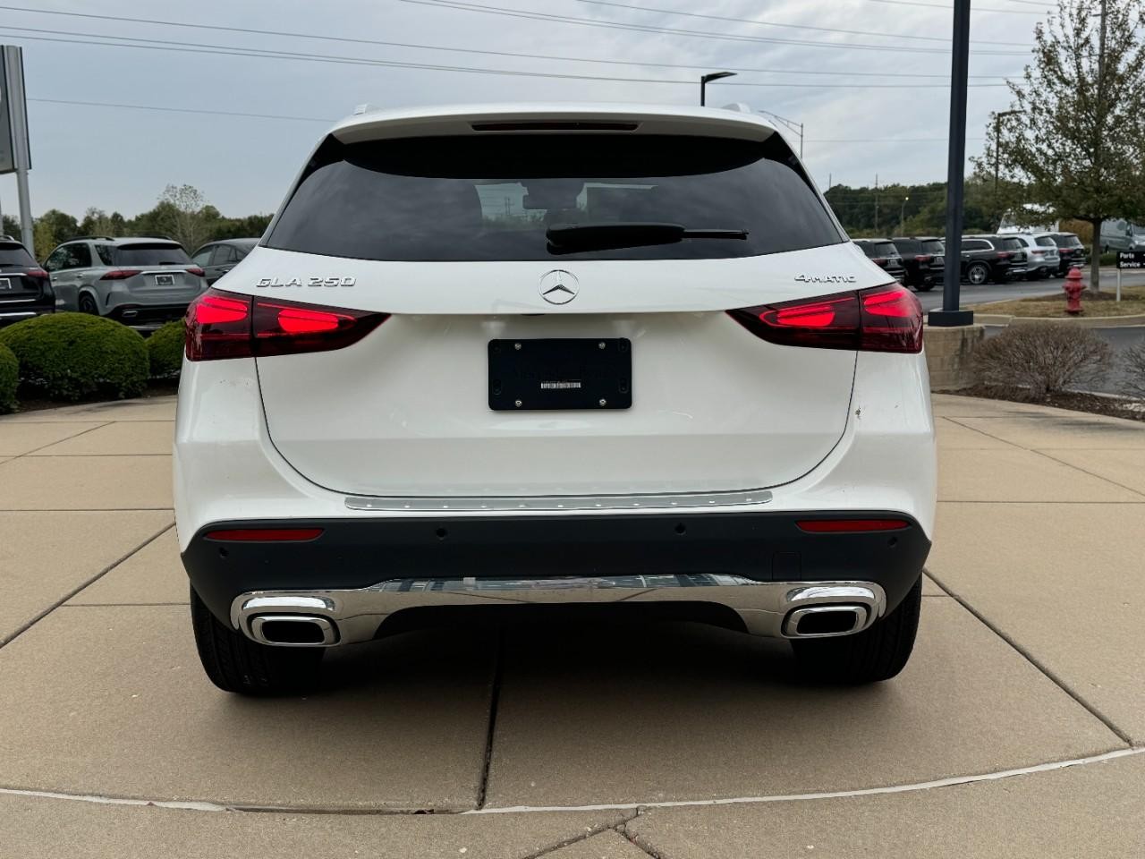 Mercedes-Benz GLA Vehicle Full-screen Gallery Image 9