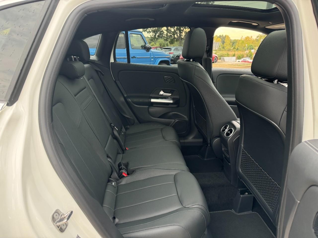 Mercedes-Benz GLA Vehicle Full-screen Gallery Image 10