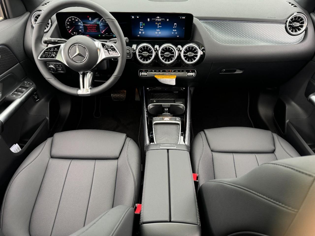 Mercedes-Benz GLA Vehicle Full-screen Gallery Image 12