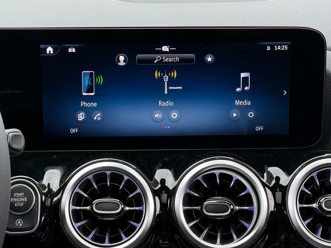 Mercedes-Benz GLA Vehicle Full-screen Gallery Image 14