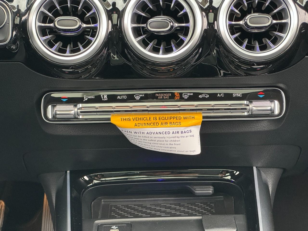 Mercedes-Benz GLA Vehicle Full-screen Gallery Image 15