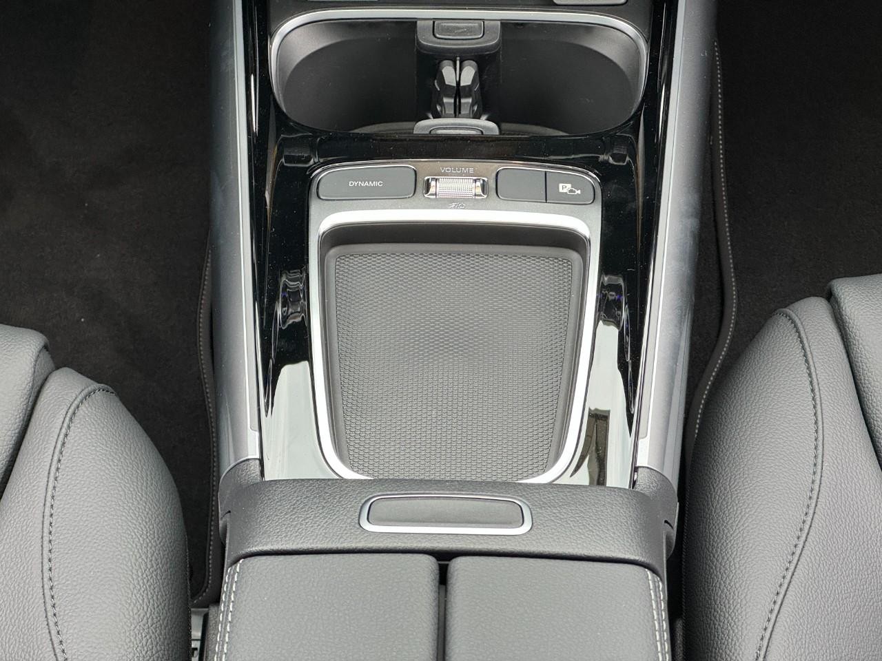 Mercedes-Benz GLA Vehicle Full-screen Gallery Image 16