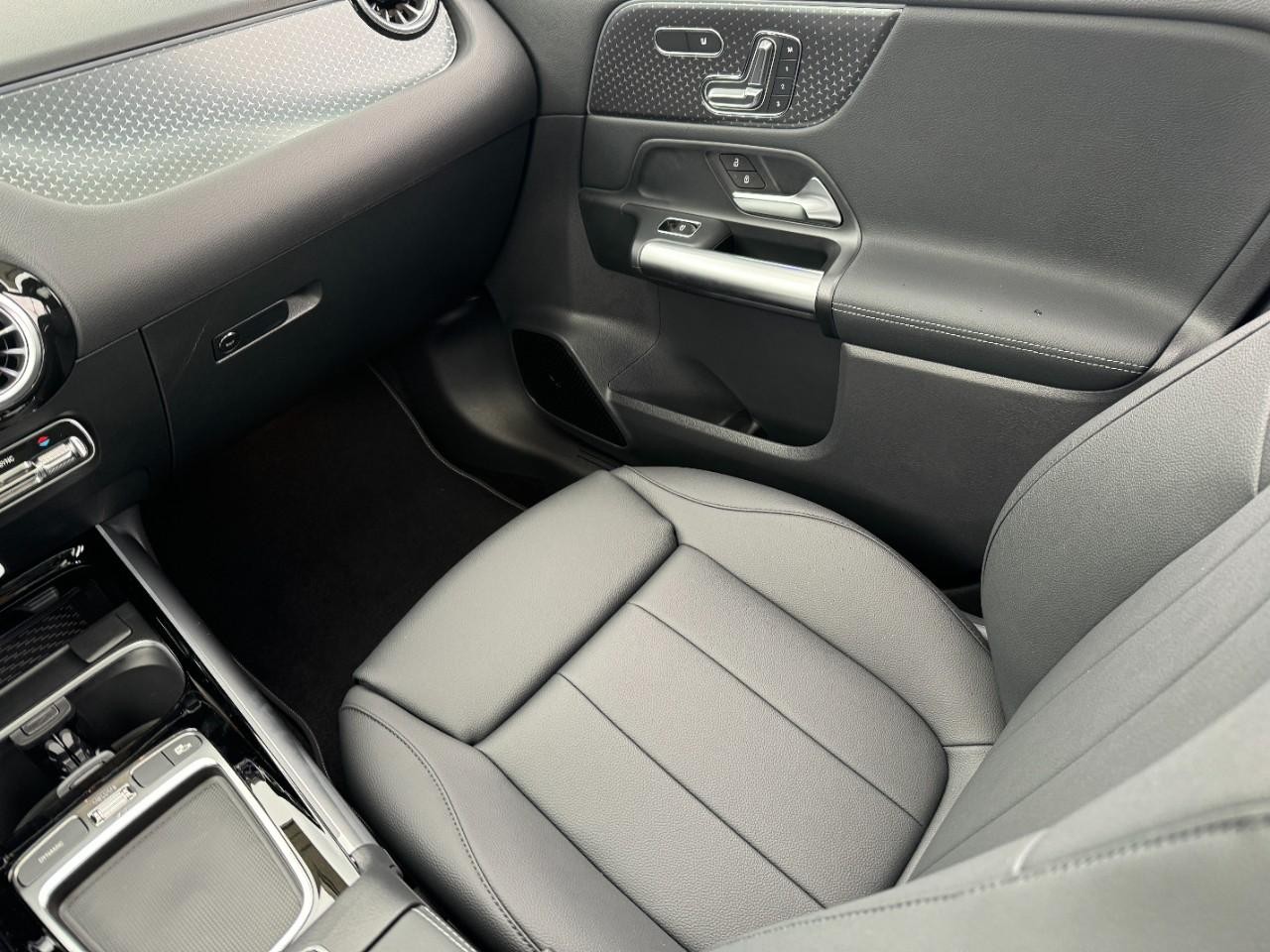 Mercedes-Benz GLA Vehicle Full-screen Gallery Image 17