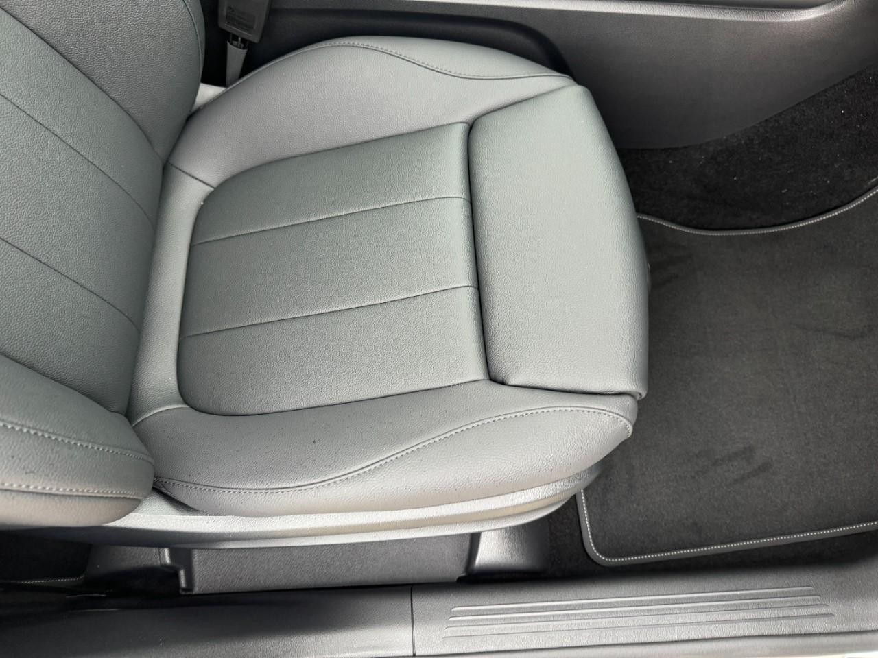 Mercedes-Benz GLA Vehicle Full-screen Gallery Image 19