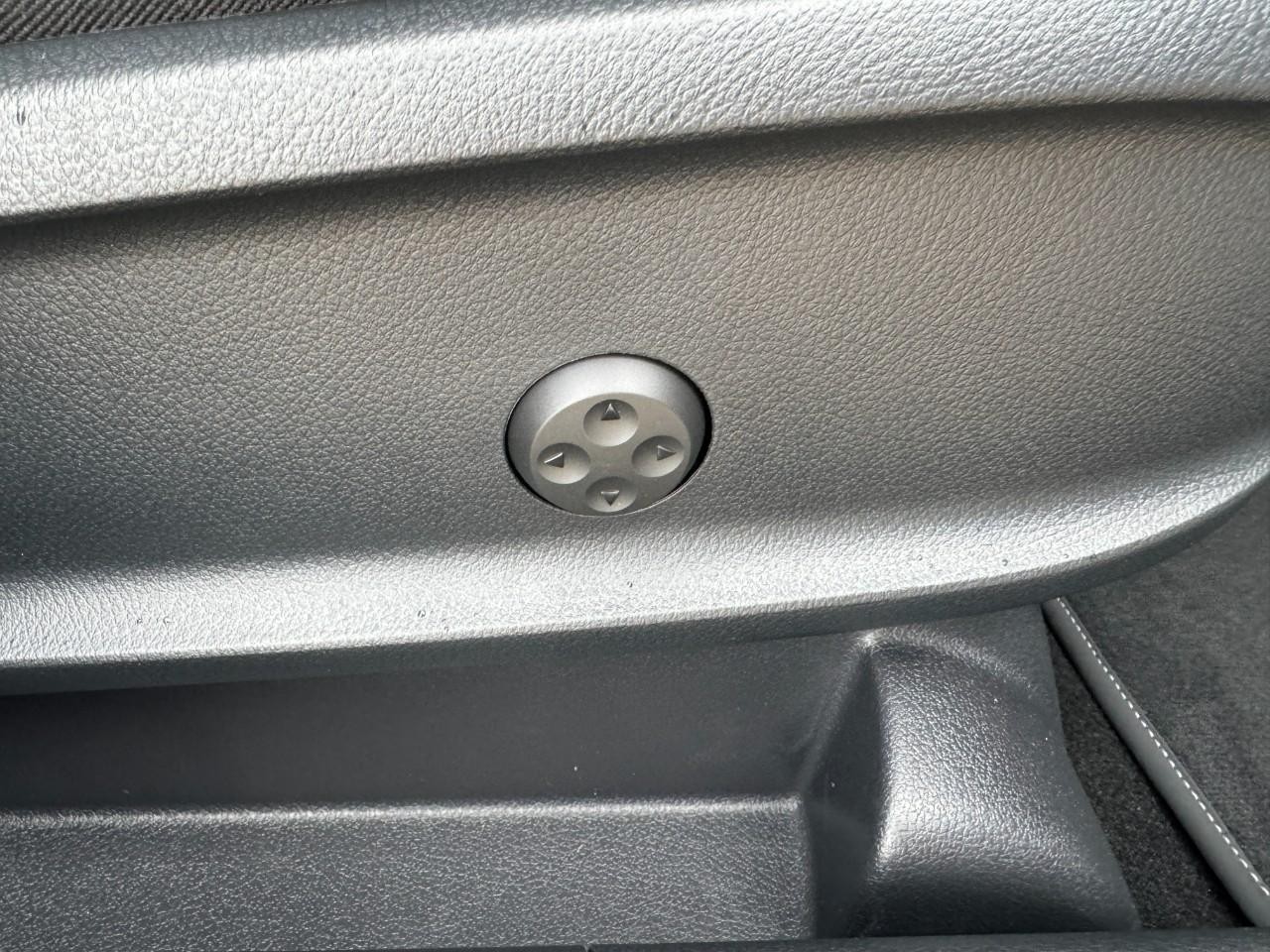 Mercedes-Benz GLA Vehicle Full-screen Gallery Image 20