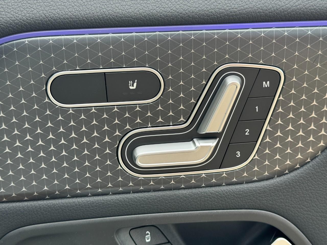 Mercedes-Benz GLA Vehicle Full-screen Gallery Image 21