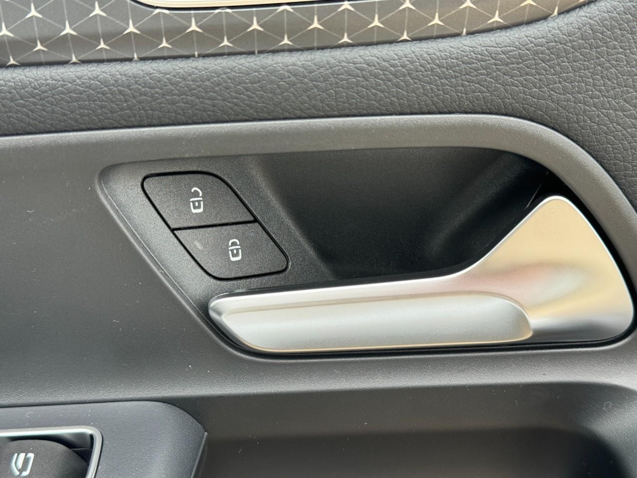 Mercedes-Benz GLA Vehicle Full-screen Gallery Image 22