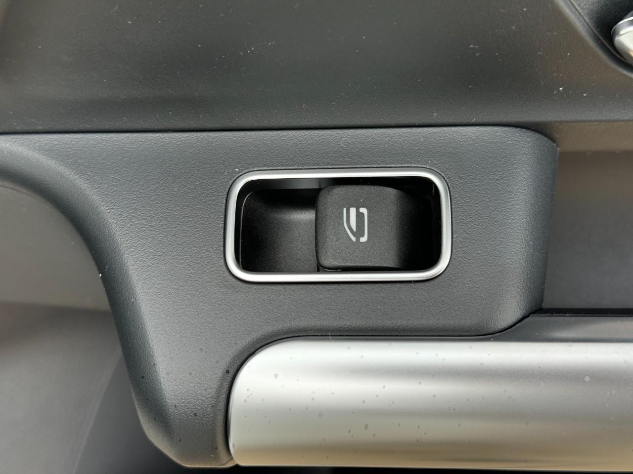 Mercedes-Benz GLA Vehicle Full-screen Gallery Image 23