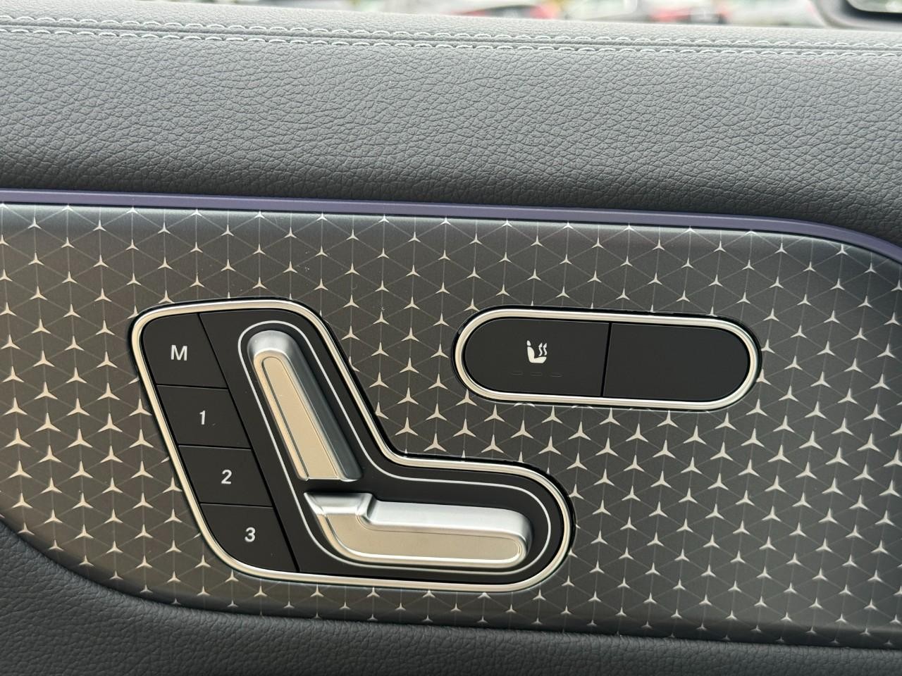 Mercedes-Benz GLA Vehicle Full-screen Gallery Image 24